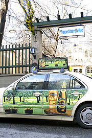 205 Taxis mit Magners Werbung fahren durch München